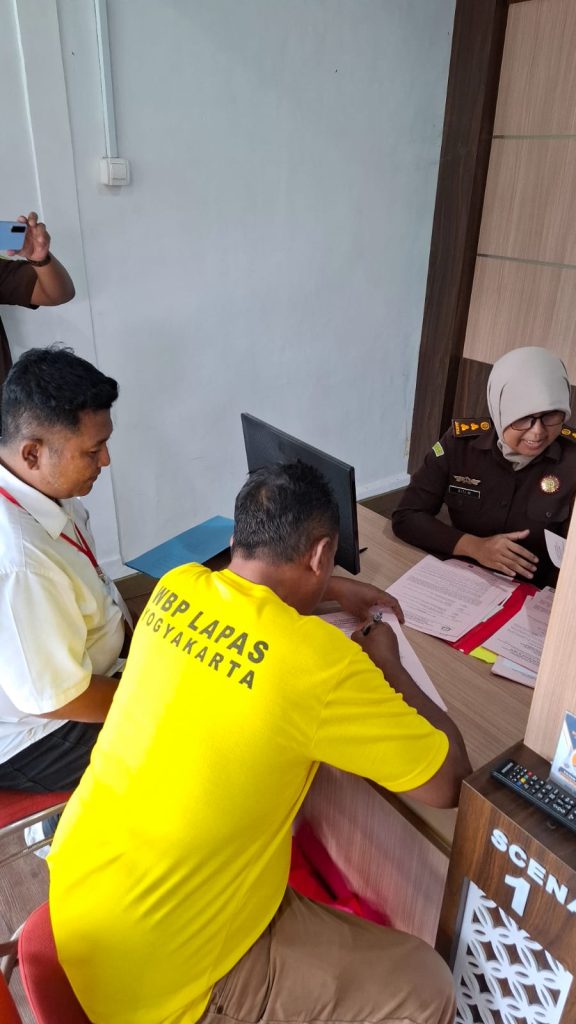 Tersangka Sismantoro memakai kaos kuning