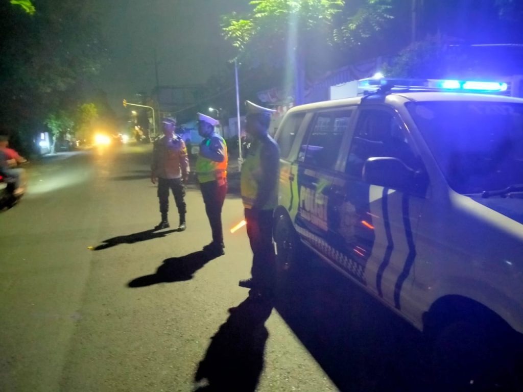 Polsek Tambaksari Patroli Rutin Antisipasi Kejahatan Malam