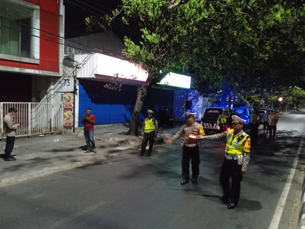 Patroli Rayon Polsek Tambaksari, Simokerto, dan Bubutan Antisipasi Tindak Pidana 3 Cepu di Jalan Kedung Cowek Surabaya.