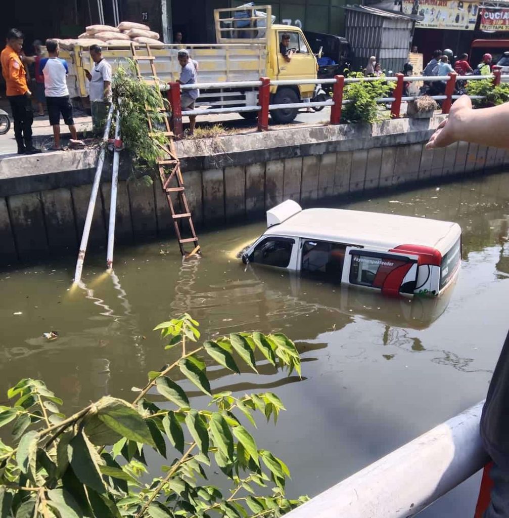 Mobil Meminimalisasi Kemacetan Wira Wiri Suroboyo Nyungsep ke Sungai