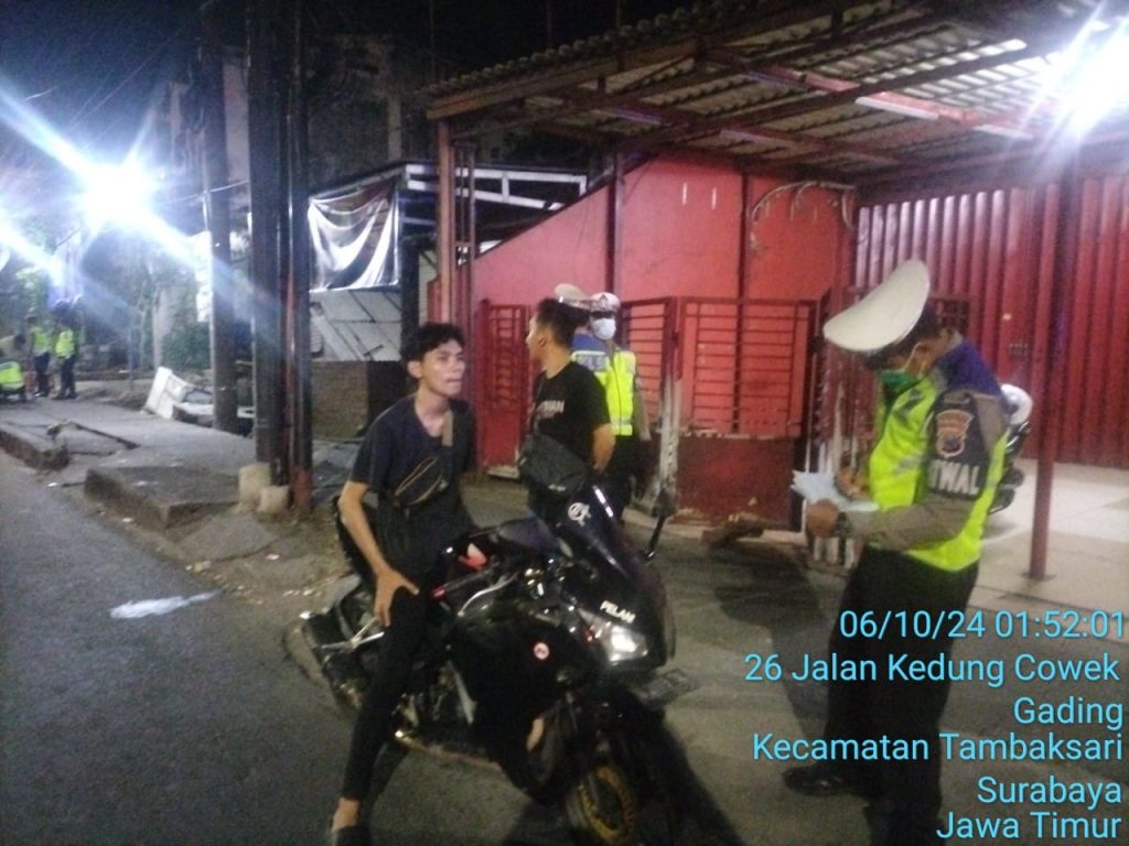 Suasana Giat Patroli Polsek Tambaksari di Jalan Raya Kedung Cowek.