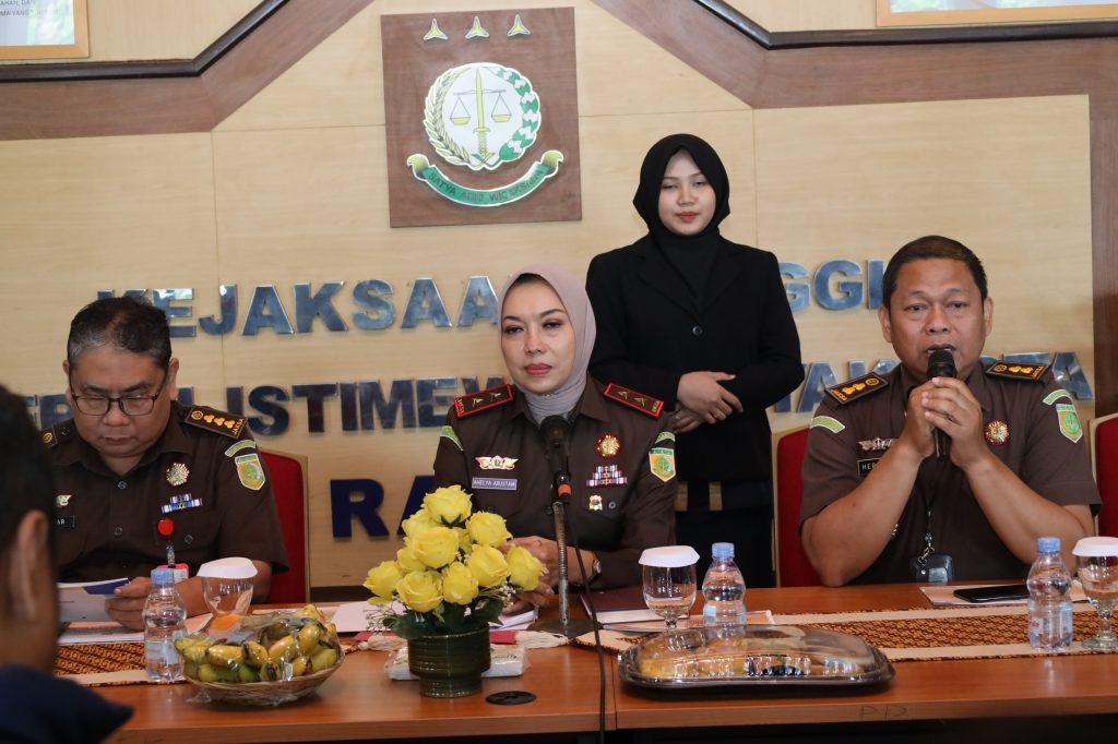 Kajati Ahelya Abustam SH MH saat konferensi pers setelah upacara pembacaan Amanat Jaksa Agung RI