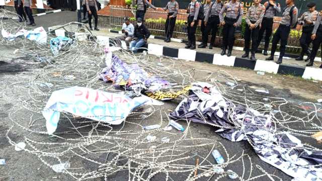 Sempat Ricuh, Mahasiswa BEM se-Jatim Gelar Aksi Demo Evaluasi 100 Hari Prabowo-Gibran