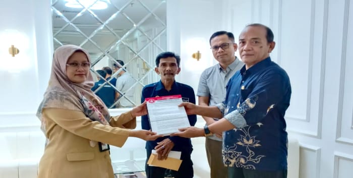 Penyerahan laporan Kegiatan Tahunan 2025 ketua umum AWDI ke Mendagri