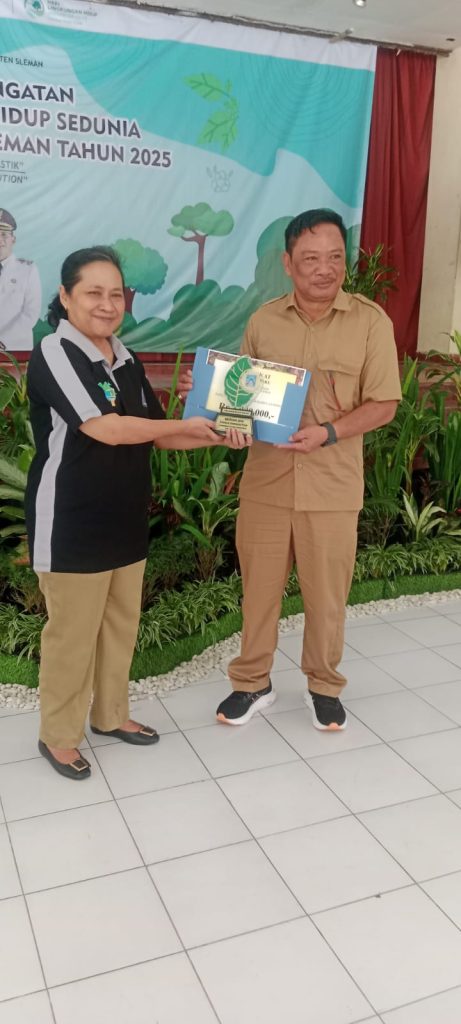 Kepala DLH Sleman Ibu Epiphana memberikan penghargaan