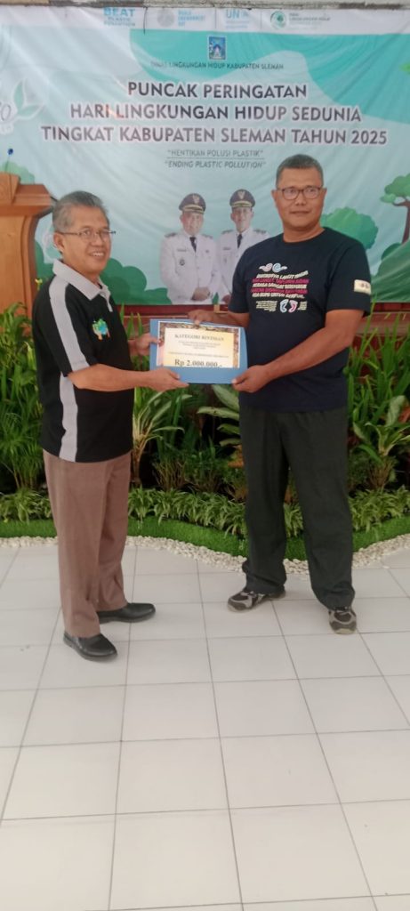 Sekda Sleman memberikan penghargaan ke dukuh Klero Sumberharjo