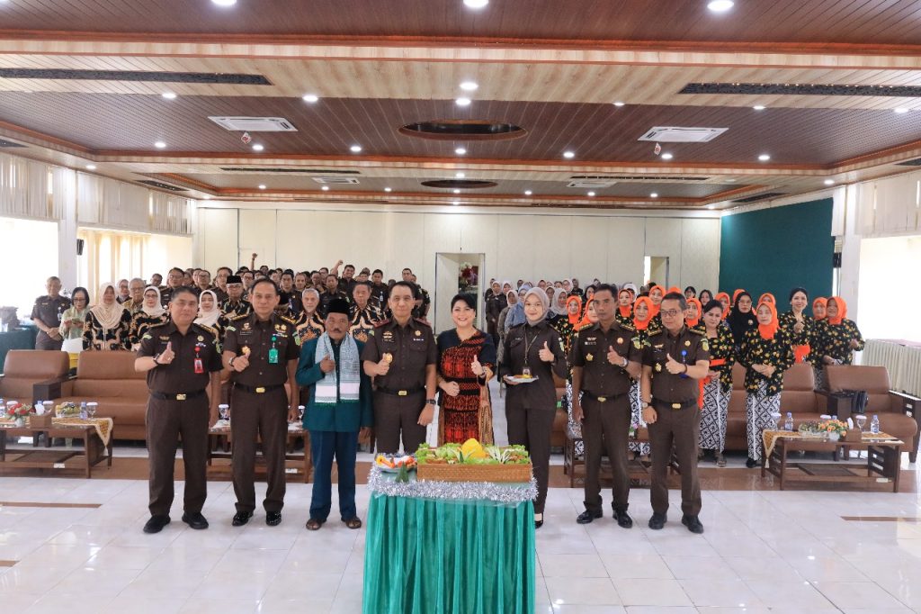 Kajati bersama ketua IAD NY Wolse Riono Bs dan pejabat struktural Kejati DIY