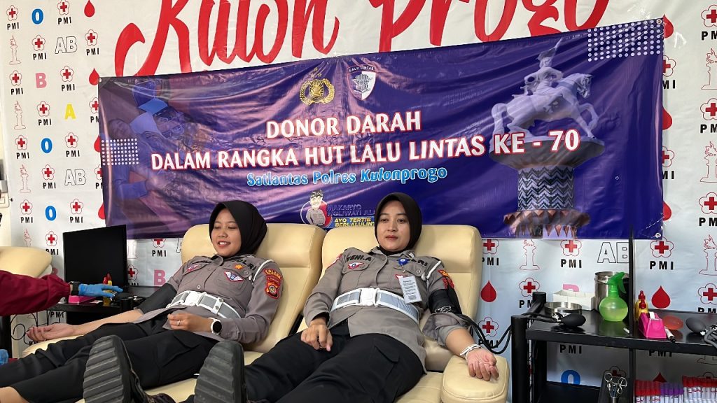 Anggota satlantas melakukan donor darah