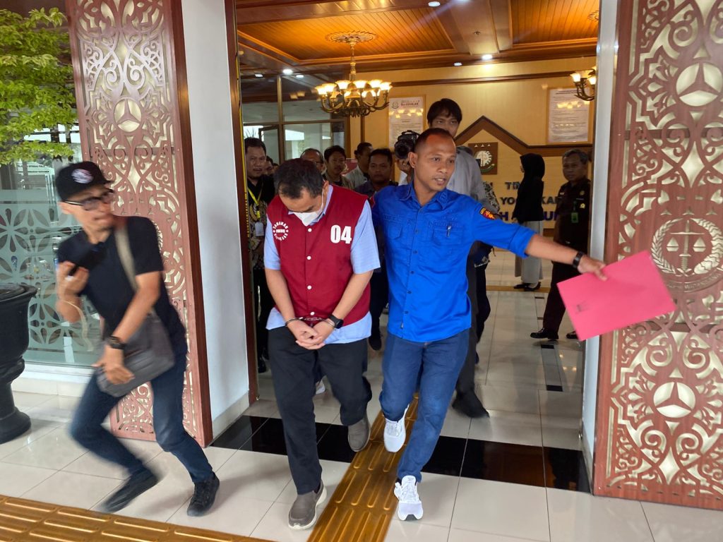 Tersangka pakai rompi