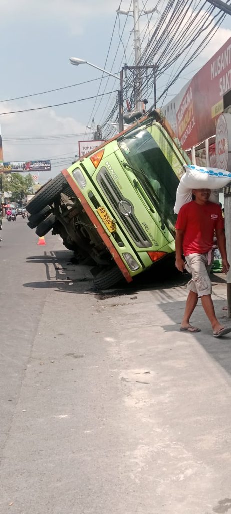Truk terperosok di Jalan Godean Sleman