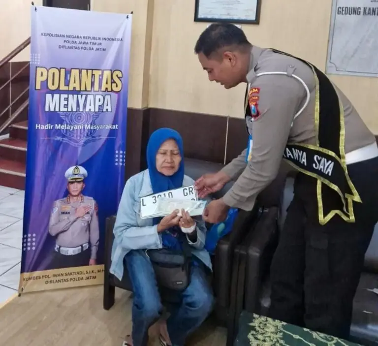KB Samsat Surabaya Utara Hadirkan Pelayanan Humanis, Polantas Menyapa Wajib Pajak dengan Pendampingan Langsung