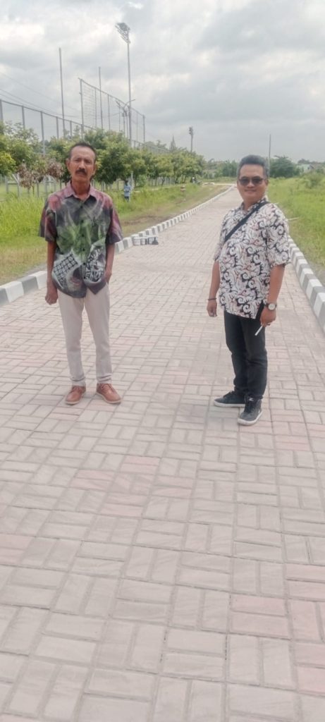 Lurah dan Ulu Ulu Sidomoyo menunjukkan Jogging track yg sudah selesai dibangun